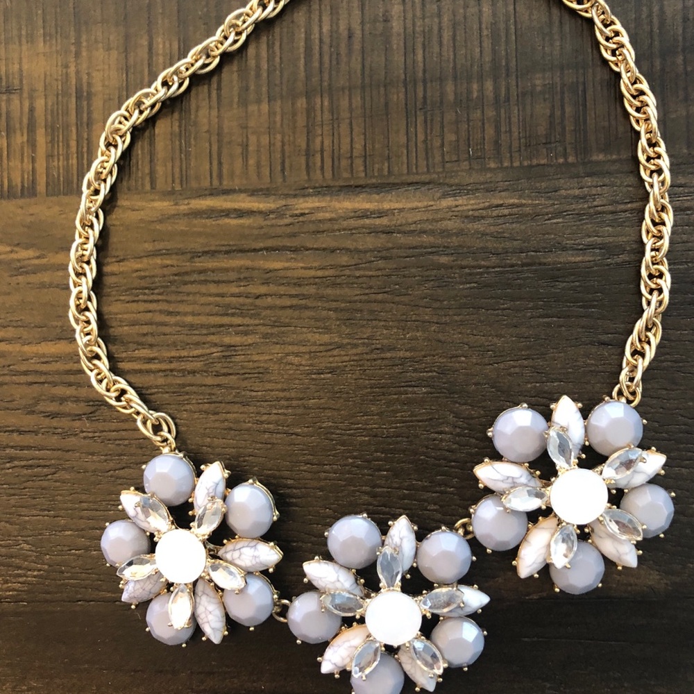 Fun “daisy” necklace.